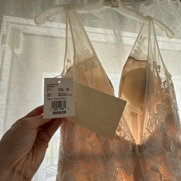 White Lace Wedding Dress NWT Unaltered Size 2